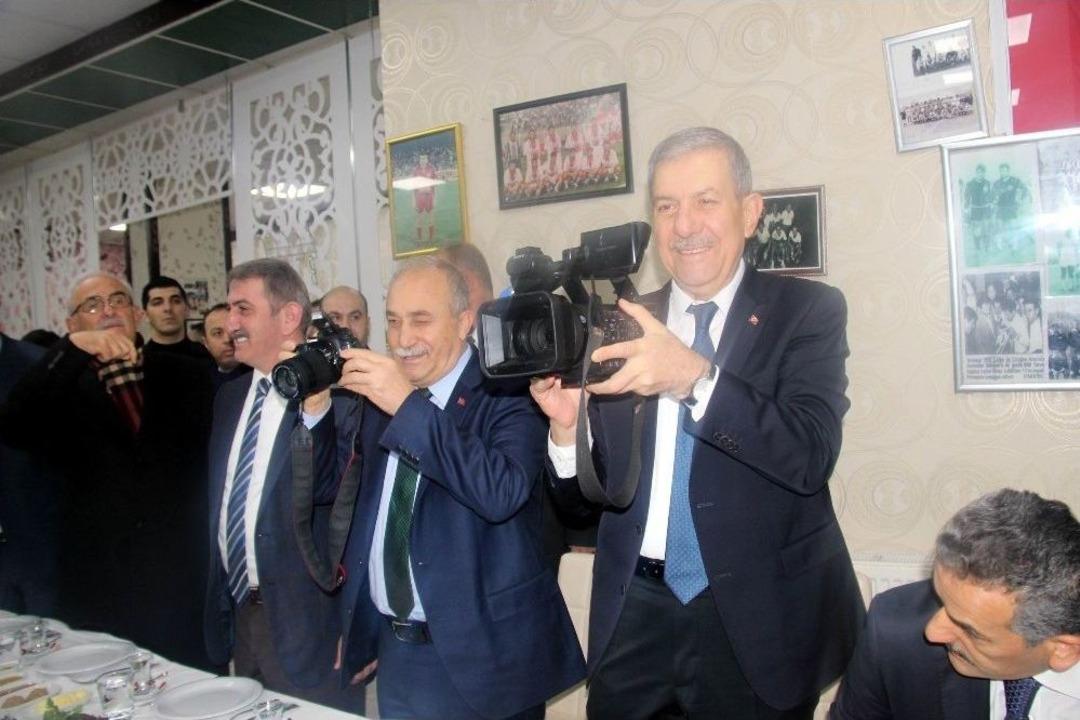 Bakanlar Demircan Ve Fakıbaba, Basın Mensuplarına Karanfil Dağıttı