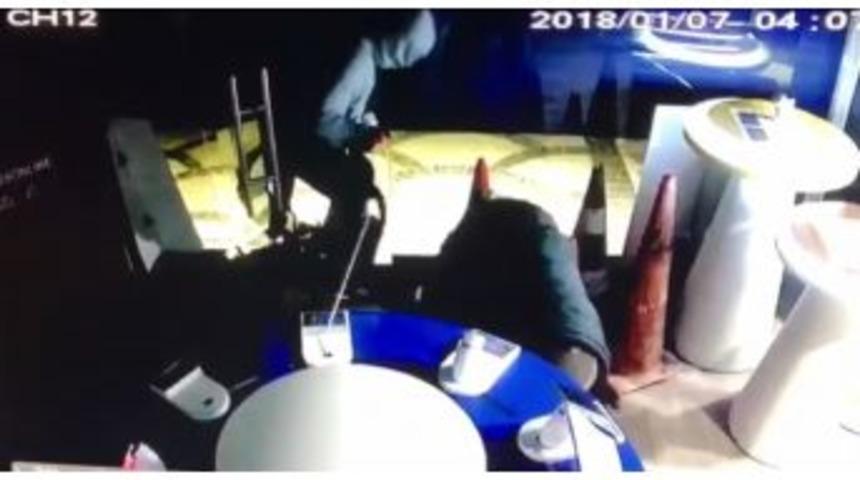 (&ouml;zel) Sancaktepe&rsquo;de Cep Telefonu Bayiinde Yaşanan Hırsızlık Kamerada