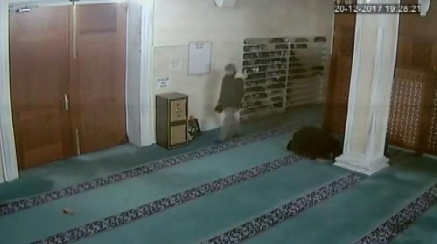 (&ouml;zel) Camiye Dadanan Ayakkabı Hırsızları Kamerada