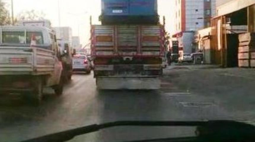 Kamyon Kasasına Jandarma Aracını Yükleyip Tehlike Saçtı