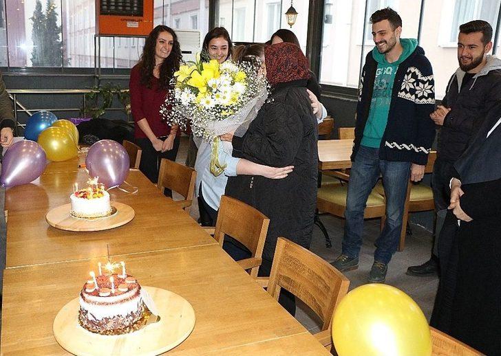 (özel) Üniversite Öğrencilerinden Rahime Teyzeye Doğum Günü Sürprizi G2