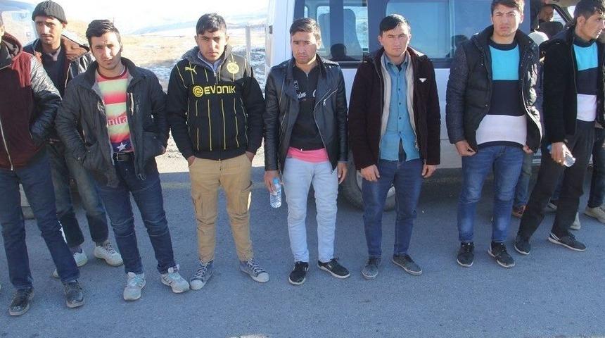 Başkale&rsquo;de 35 Ka&ccedil;ak Şahıs Yakalandı