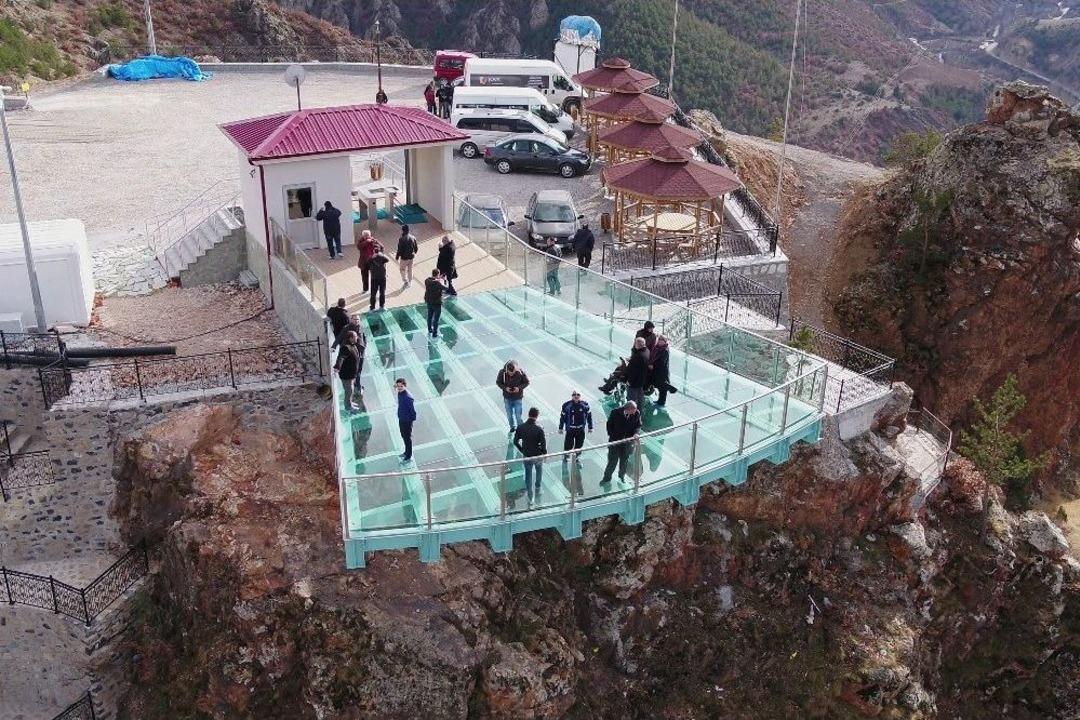 Torul Kalesi Cam Seyir Terası B&uuml;y&uuml;l&uuml;yor