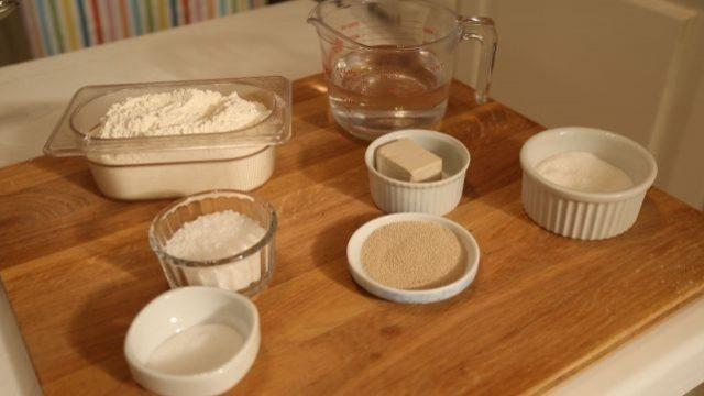 Evde ekmek yaparken hangi malzemeler kullanılır?