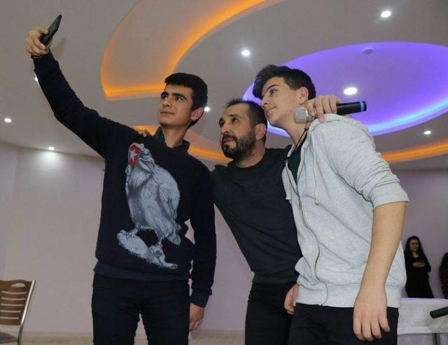 Şarkıcı Ersan Er Kardelen Koleji Öğrencileriyle Buluştu