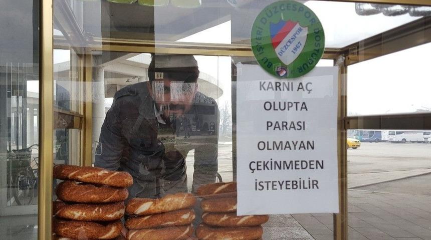 Bu Tezgahta Parası Olmayıp A&ccedil; Olana Simit Bedava