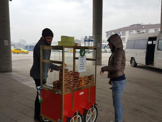 Bu Tezgahta Parası Olmayıp Aç Olana Simit Bedava