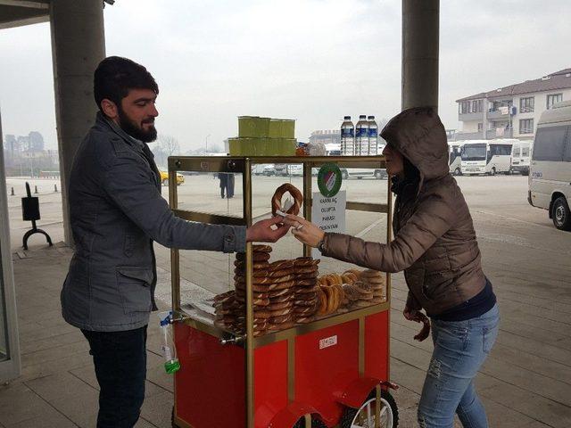 Bu Tezgahta Parası Olmayıp Aç Olana Simit Bedava