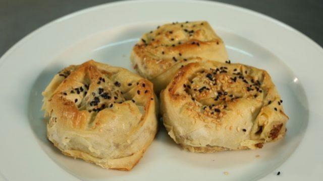 Kıymalı gül böreği nasıl yapılır?