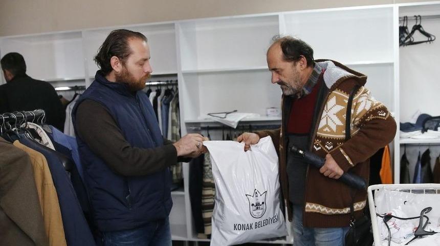 İhtiya&ccedil; Sahiplerine Eşya Ve Giysi Yardımı Y&uuml;zleri G&uuml;ld&uuml;r&uuml;yor