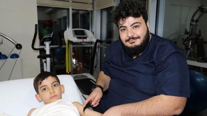 İki Metal &Ccedil;ubukla T&uuml;m Ağrılara Son Veriyor