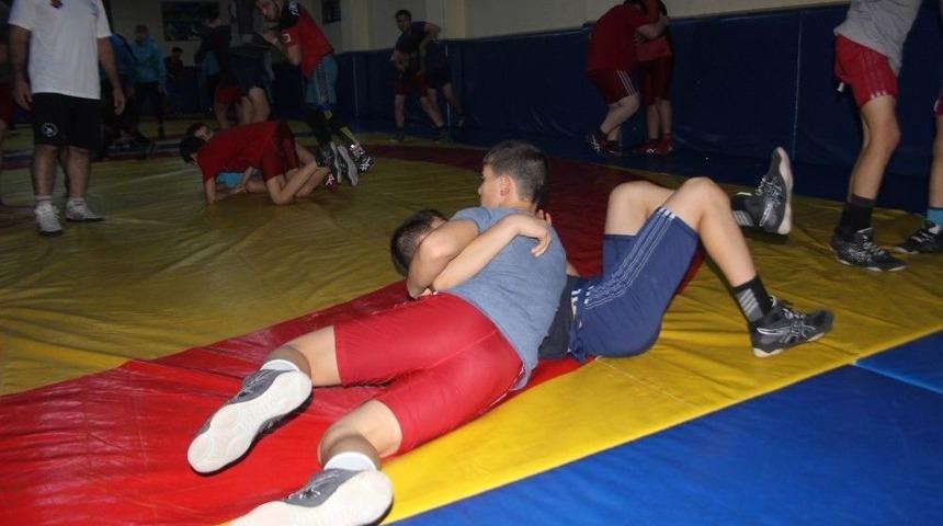 G&uuml;reş Milli Takımı&rsquo;nın Alt Yapısı Bu Minderde Yetişiyor