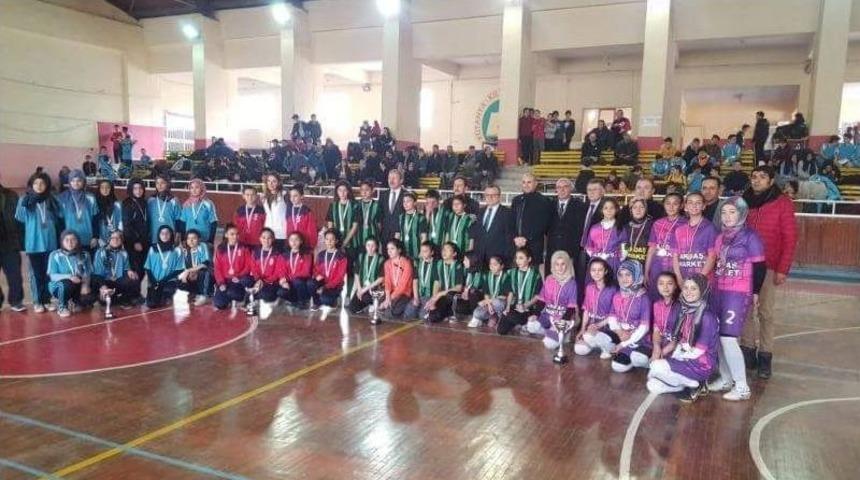 Aslanapa Yıldızlar Kız Futsal Takımı Şampiyon Namağlup Oldu