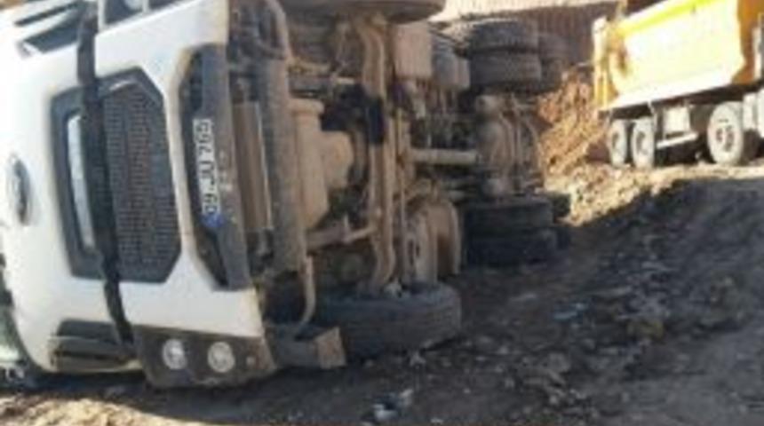 Hafriyat Kamyonu Devrildi: 1 Yaralı