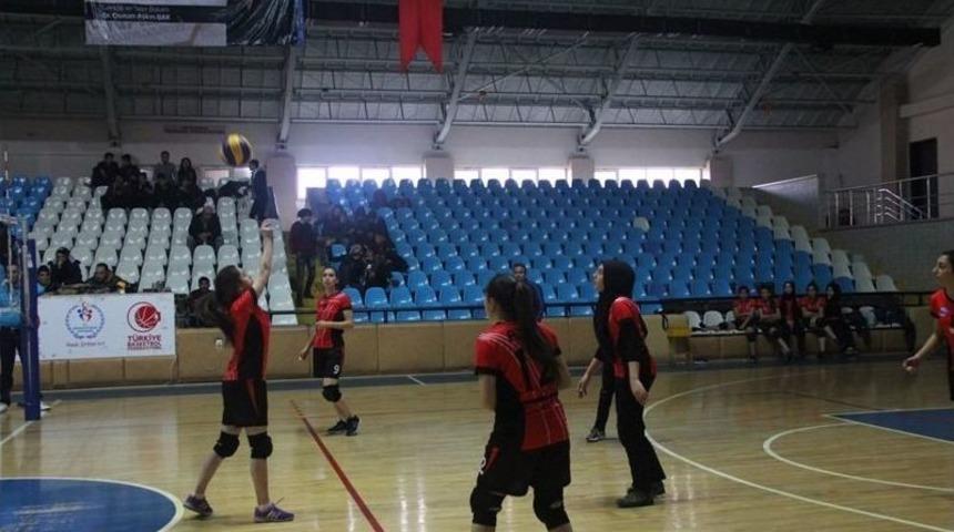 Erzincan&rsquo;da Gen&ccedil; Kızlar Voleybol M&uuml;sabakaları Başladı