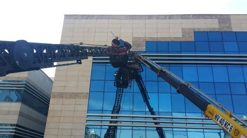 Siirt&rsquo;te İki İş&ccedil;i Vin&ccedil; Sepetinde Mahsur Kaldı