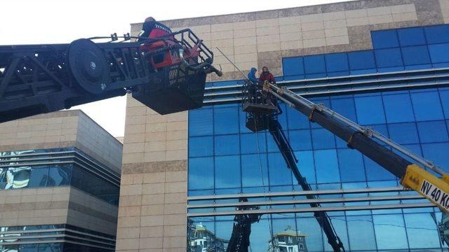 Siirt’te İki İşçi Vinç Sepetinde Mahsur Kaldı