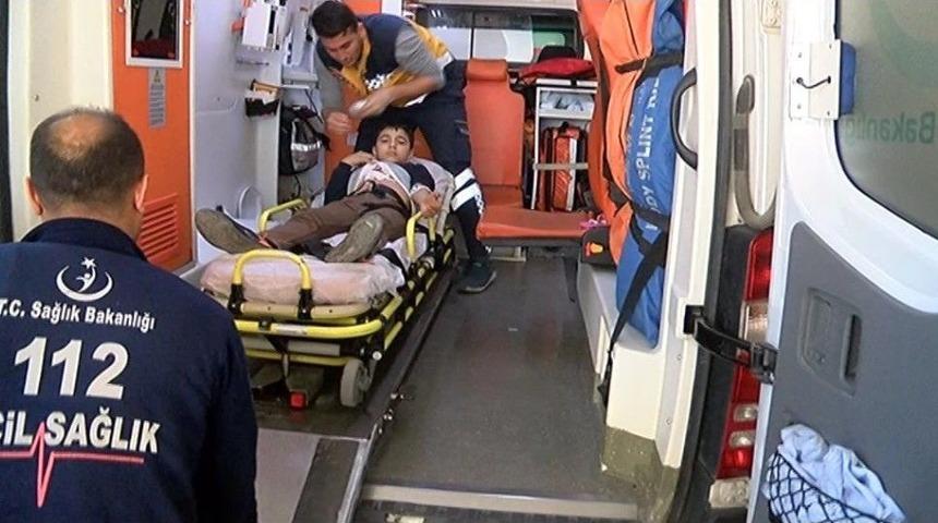 (&ouml;zel Haber) Okun Bah&ccedil;esinde Oynayan &Ccedil;ocuğun G&ouml;ğs&uuml;ne Demir Şiş Saplandı