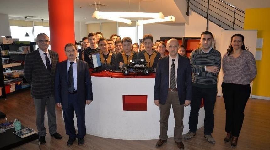 Lise &Ouml;ğrencileri S&uuml;r&uuml;c&uuml;s&uuml;z Ara&ccedil; Tasarladı