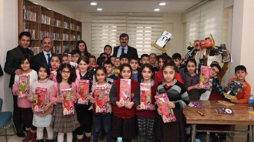 Başkan Asya, &Ccedil;ocuklara Oyuncak Dağıtıp Tavsiyelerde Bulundu