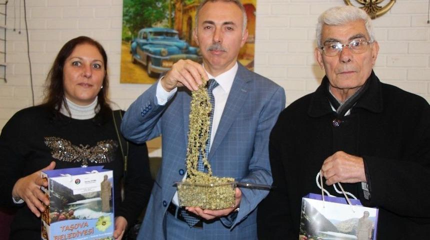 &Ouml;zt&uuml;rk&rsquo;ten Gazetecilere Hediye Bamya