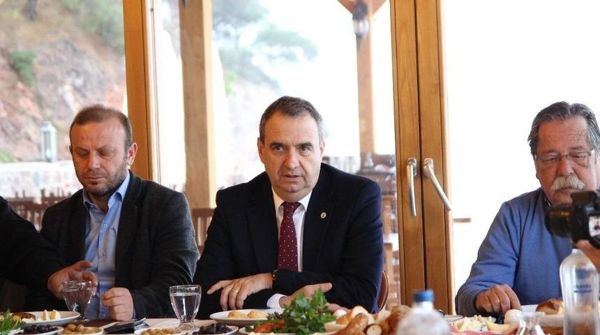 Başkan Gen&ccedil;er Gazetecilerle Bir Araya Geldi