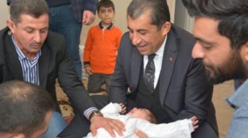 Başkan Atilla, &Ouml;mer Halisdemir&rsquo;in Kirvesi Oldu