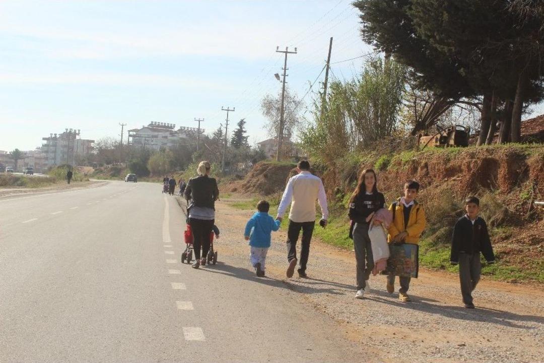 Kaldırım, Sinyalizasyon Ve Aydınlatma Olmayan Yol Kazaya Davetiye &Ccedil;ıkartıyor