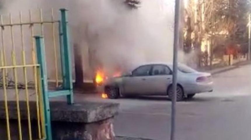 Yakıtı Biten Otomobil Alev Aldı