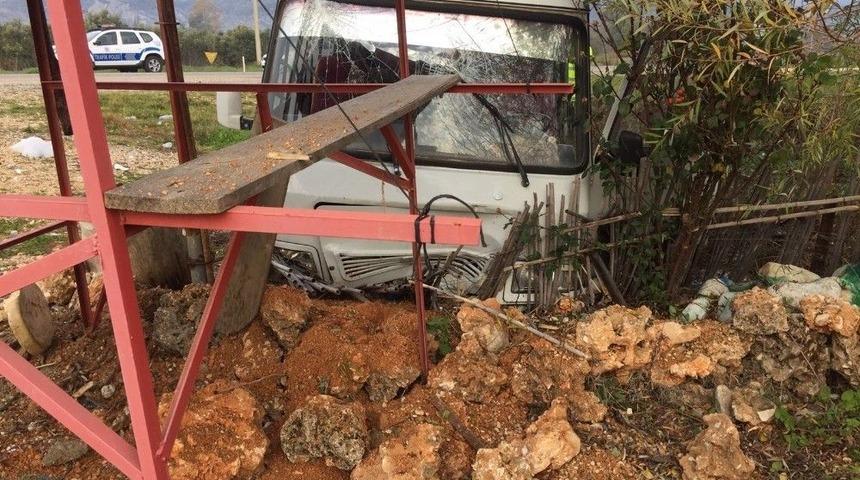 Suriyeli İş&ccedil;ileri Taşıyan Minib&uuml;s Kaza Yaptı: 13 Yaralı