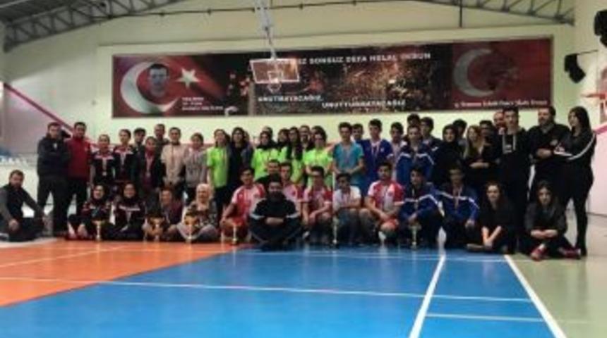 Badminton R&uuml;zgarı Liselerde Esti