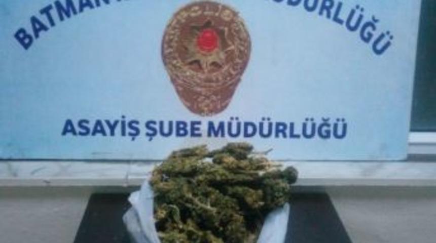Dur İhtarına Uymayan Ara&ccedil;tan 1 Kilogram Esrar &Ccedil;ıktı
