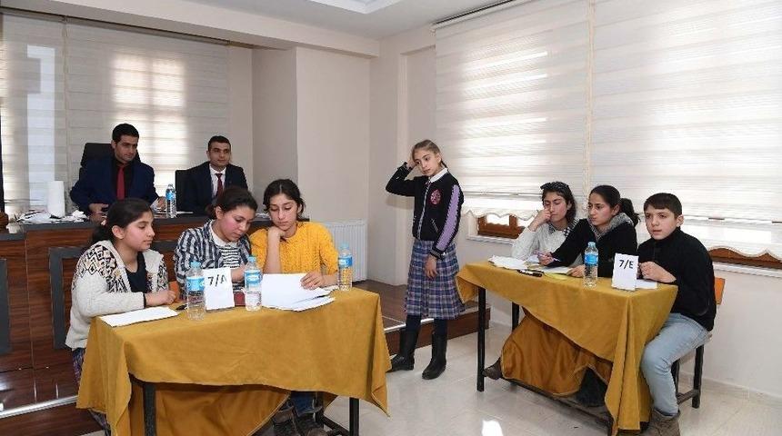 Bilgi Evi, &Ccedil;ocukların Kıyasıya Yarışına Ev Sahipliği Yaptı