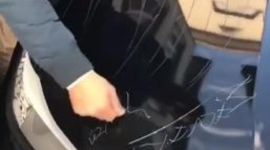 L&uuml;ks Aracı &Ccedil;izdi Ve &Uuml;st&uuml;ne İsmini Yazarak İmza Attı