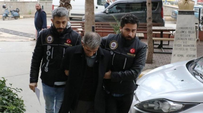 Şampuanın İ&ccedil;erisine Kattığı Yarım Kilo Esrarla Bin 124 Kilometre Yol Kat Etti