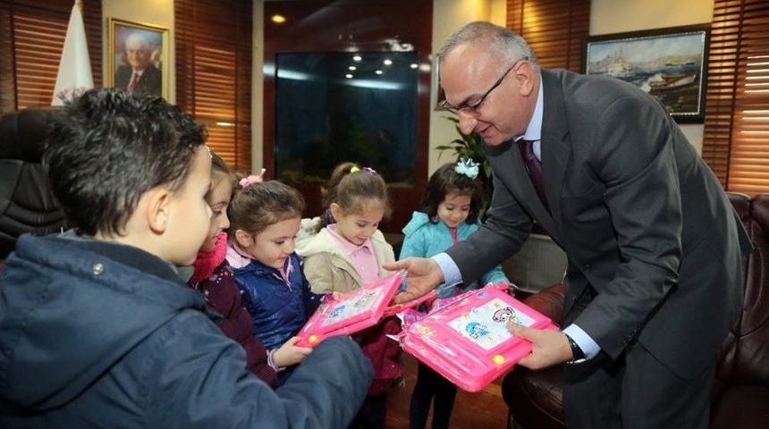 Minik Ellerden, Başkan Yılmazer&rsquo;e Hediye