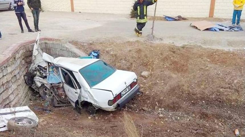 Kamyonetten D&uuml;şen Eşyadan Ka&ccedil;an S&uuml;r&uuml;c&uuml; Otomobille Menfeze &Ccedil;arptı: 3 &Ouml;l&uuml;, 1 Yaralı