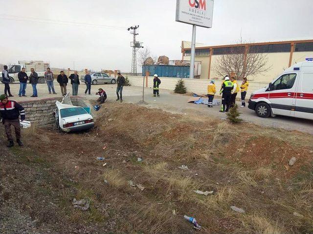 Kamyonetten Düşen Eşyadan Kaçan Sürücü Otomobille Menfeze Çarptı: 3 Ölü, 1 Yaralı