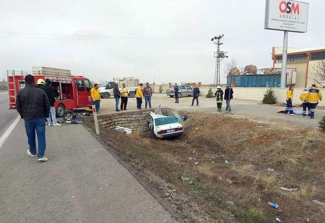 Kamyonetten Düşen Eşyadan Kaçan Sürücü Otomobille Menfeze Çarptı: 3 Ölü, 1 Yaralı