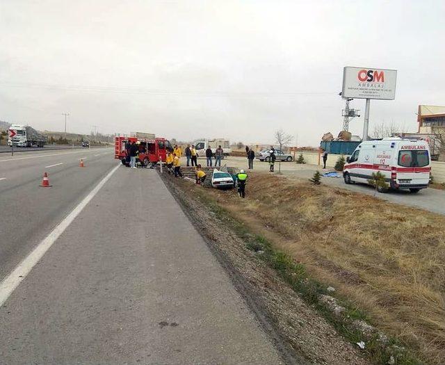 Kamyonetten Düşen Eşyadan Kaçan Sürücü Otomobille Menfeze Çarptı: 3 Ölü, 1 Yaralı