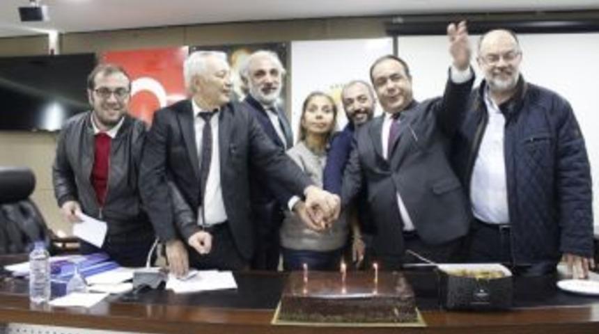 Meclis &Uuml;yeleri Gazetecilerle Pasta Kesti