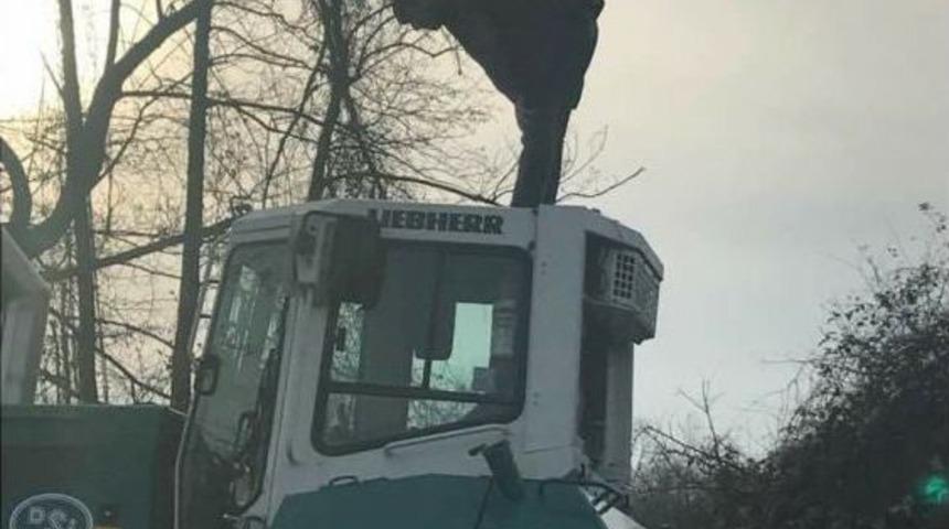 Kep&ccedil;e Operat&ouml;r&uuml; İş Makinesinin &Uuml;st&uuml;nde Namaz Kıldı