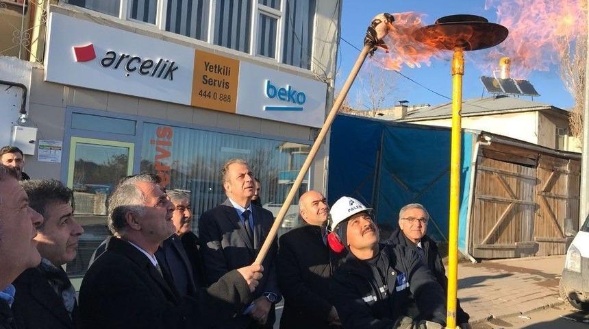 Horasan’da Doğalgaz Meşalesi Yakıldı