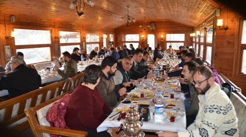 &Uuml;rkmezer, Gazetecilerle Bir Araya Geldi