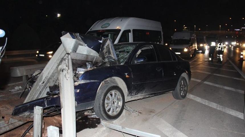 Otomobil Bariyerlere Saplandı: 3 Yaralı