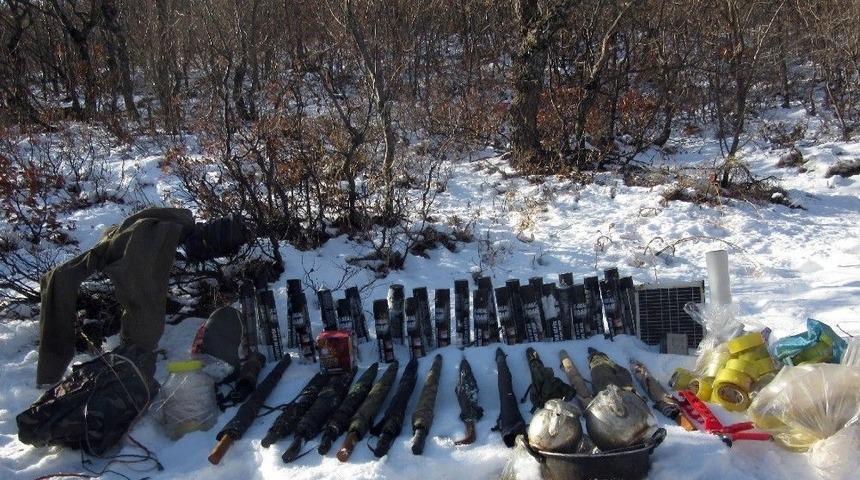 Bing&ouml;l&rsquo;de Patlayıcı Ve &Ccedil;ok Miktarda Eyp Malzemesi Ele Ge&ccedil;irildi