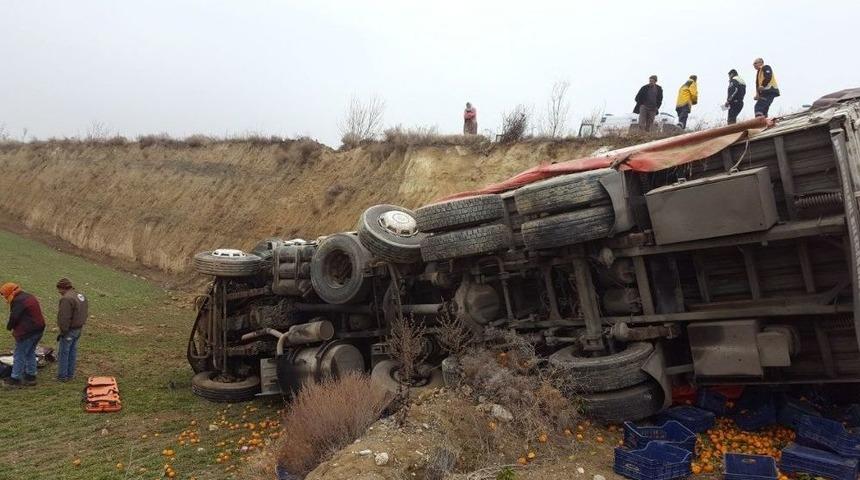 Mandalina Y&uuml;kl&uuml; Kamyon Devrildi: 2 Yaralı