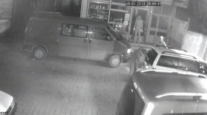 (&ouml;zel) G&uuml;venlik G&ouml;revlisini Bı&ccedil;akla Kovalayan Hırsızlar Kamerada