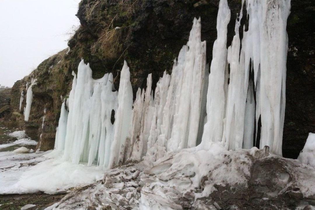 Ağrı&rsquo;da Donan Şelale Pamukkale Travertenlerini Andırıyor