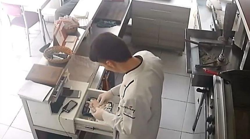 (&ouml;zel Haber) &Ouml;nce Yemek Yedi, Sonra Cep Telefonunu &Ccedil;aldı...